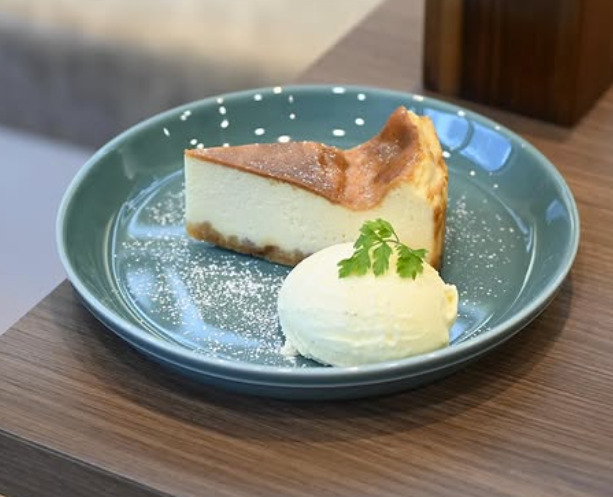 ベイクドチーズケーキ<br>Baked Cheesecake